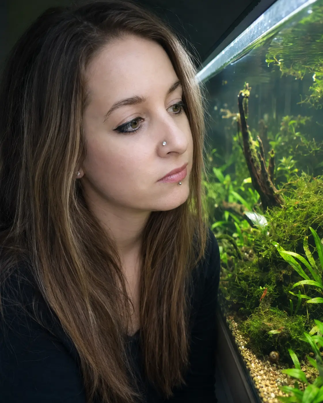 Cécile Mühlematter betrachtet ein Aquarium
